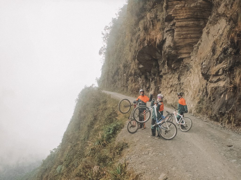 Downhill na Estrada da Morte em La Paz, Bolívia
