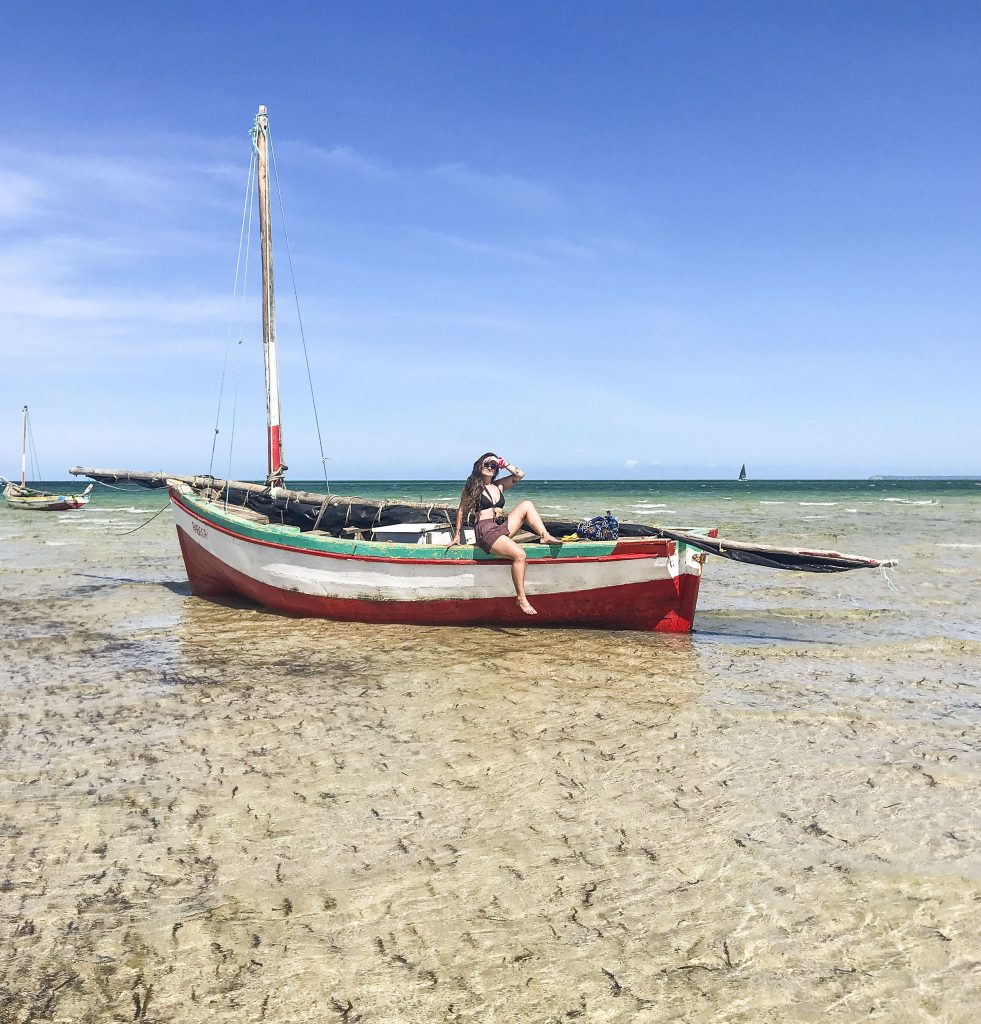 mulher em barco em praia de moçambique