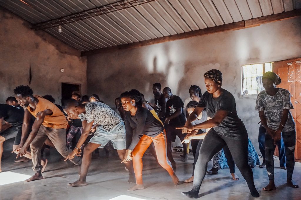 jovens em workshop de dança em maputo