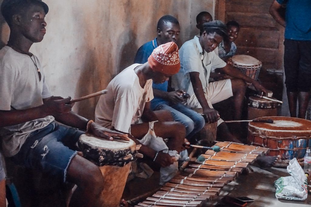 jovens em workshop de dança e batuques em maputo