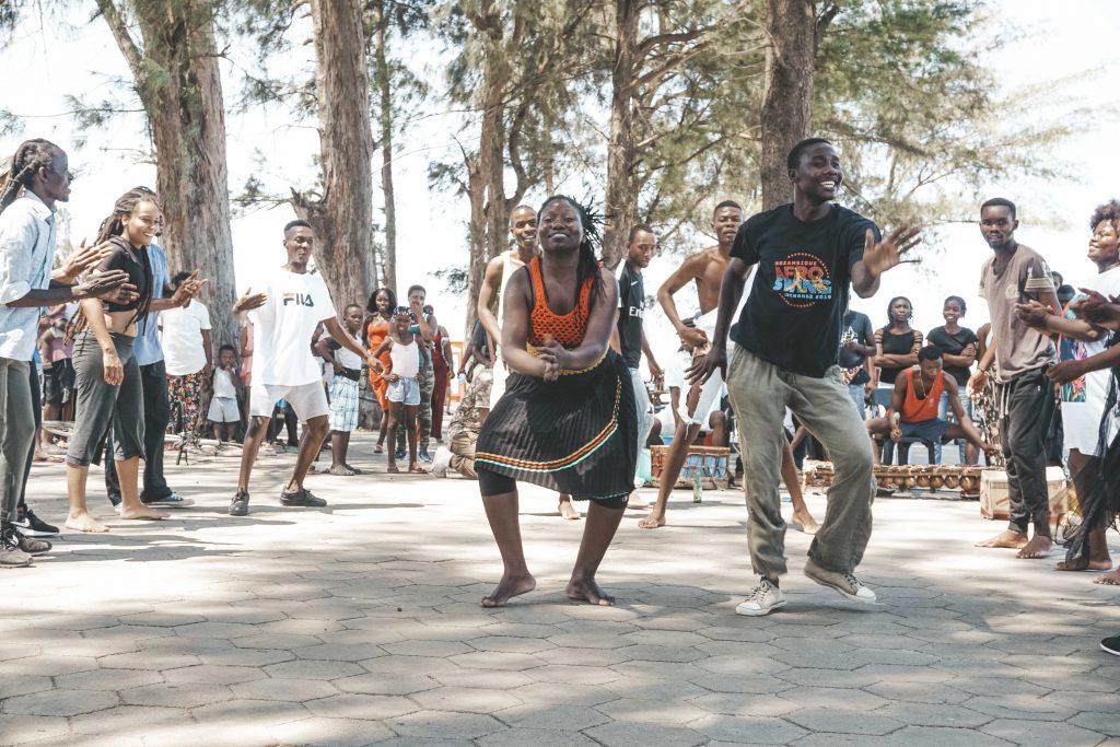 jovens-dançando-maputo