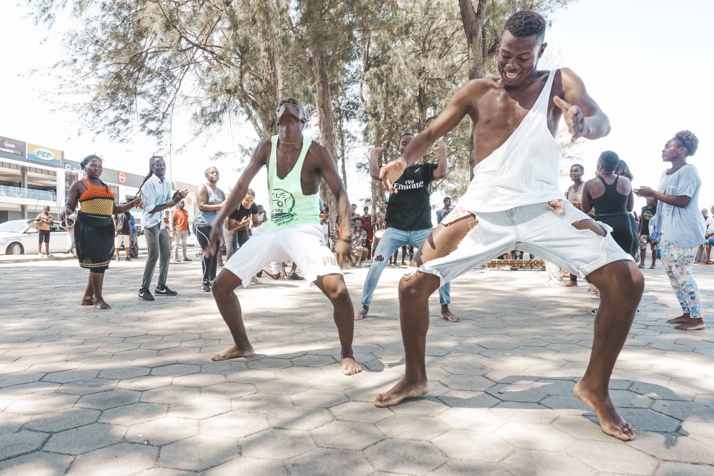 jovens-dançando-maputo