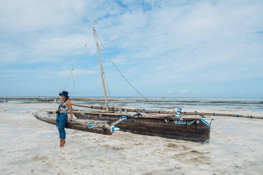 barco em praia de jambiani