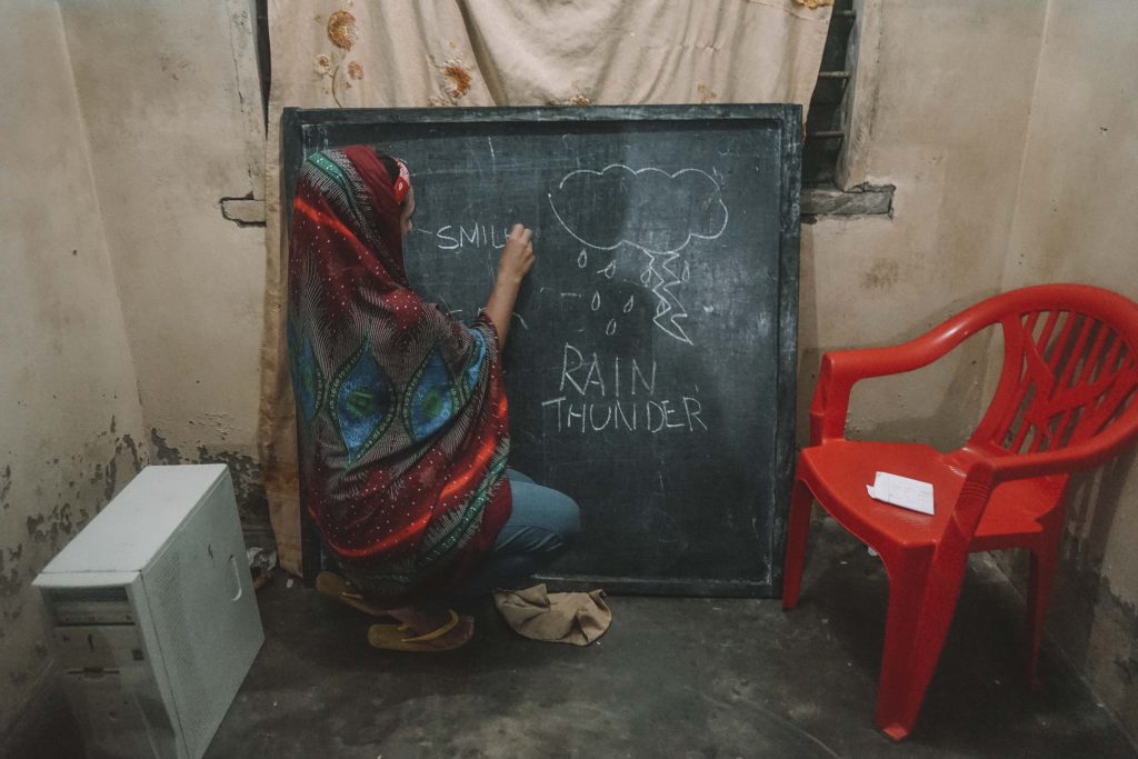 mulher dando aula de ingle~s em zanzibar