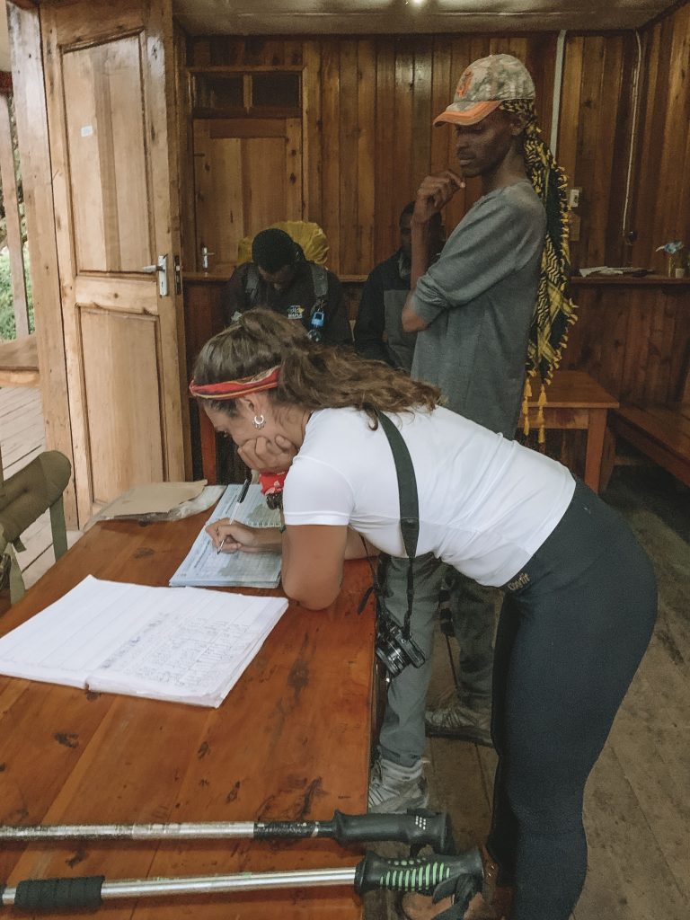 registrando a chegada no Machame Camp