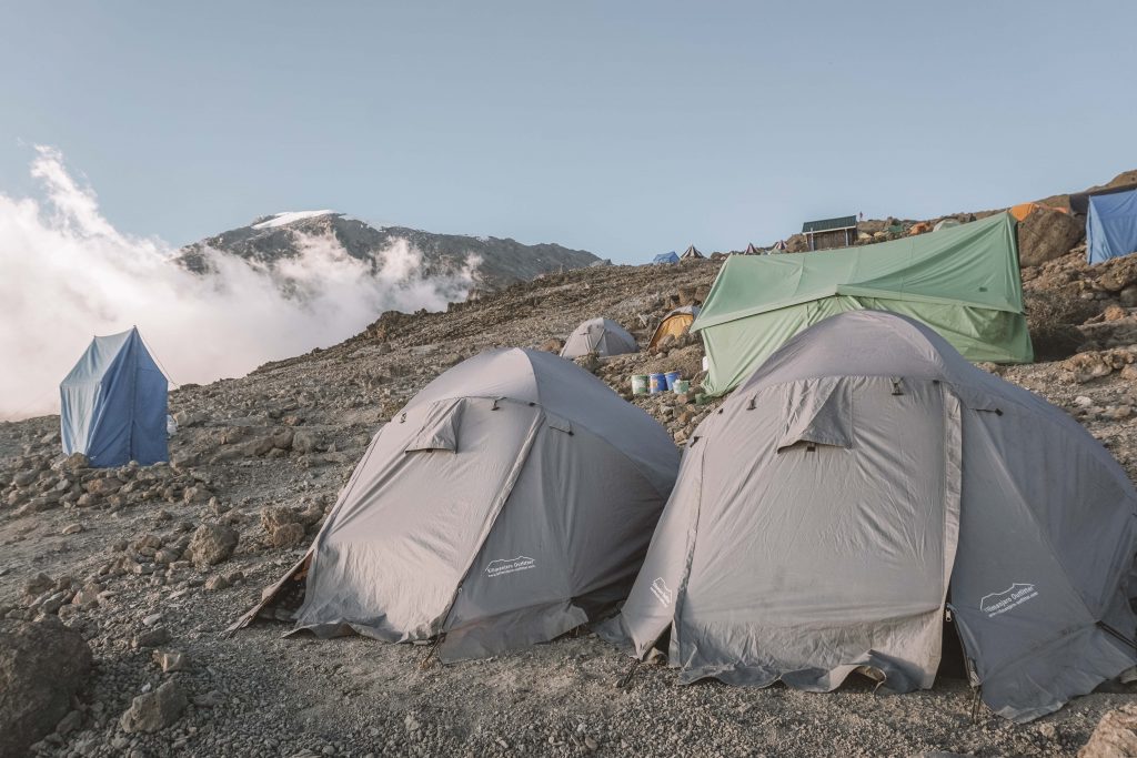 acampamento-base do kilimanjaro