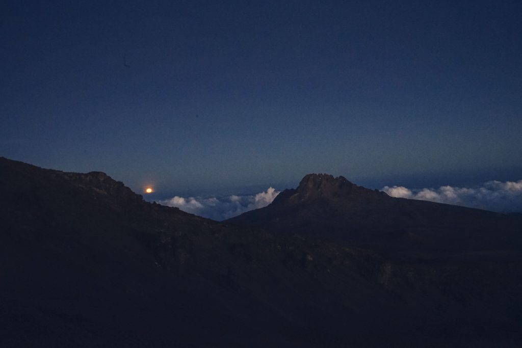 lua vermelha descida Kilimanjaro