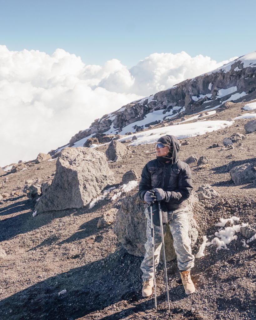 Marina Pedroso subindo Kilimanjaro