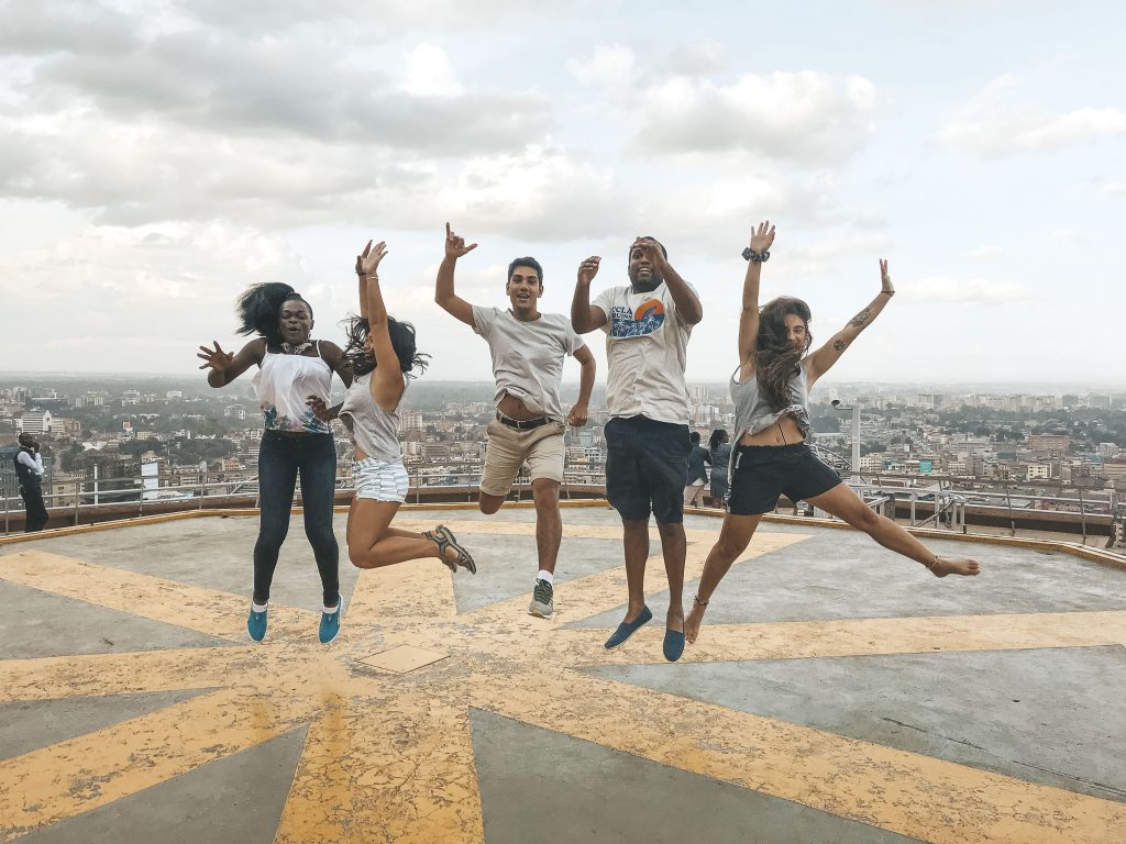 amigos saltando em Nairobi