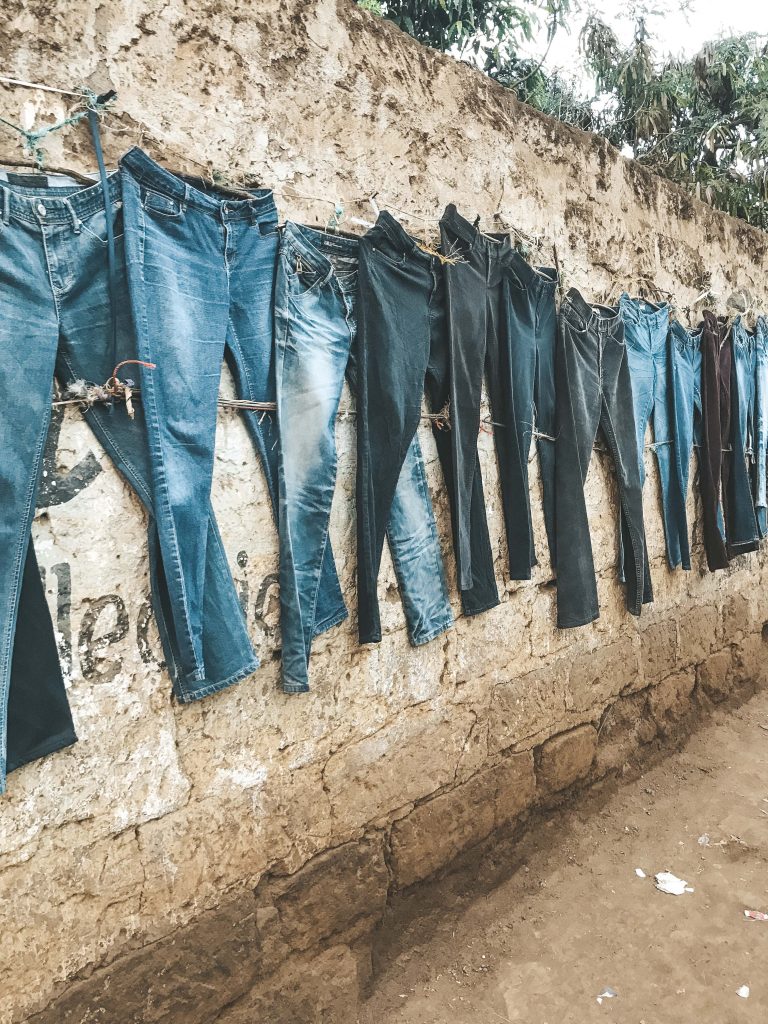 jeans vendidos em kibera