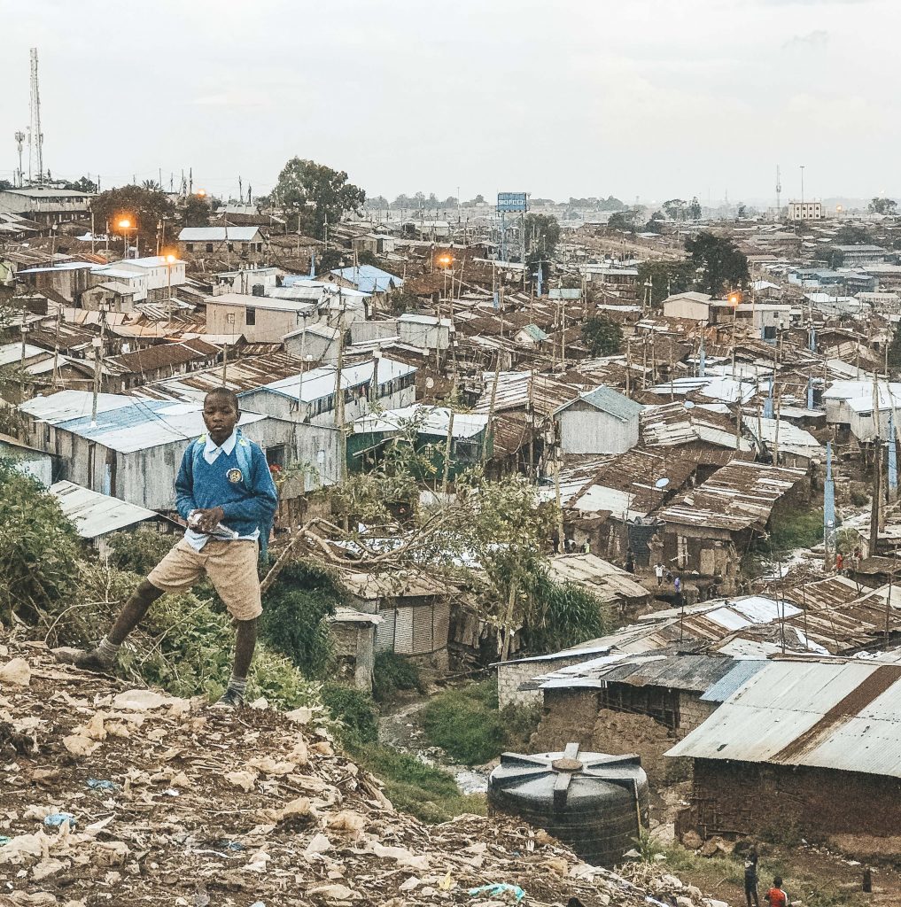 Criaça em Kibera, maior favela da africa