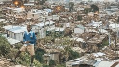 Criaça em Kibera, maior favela da africa