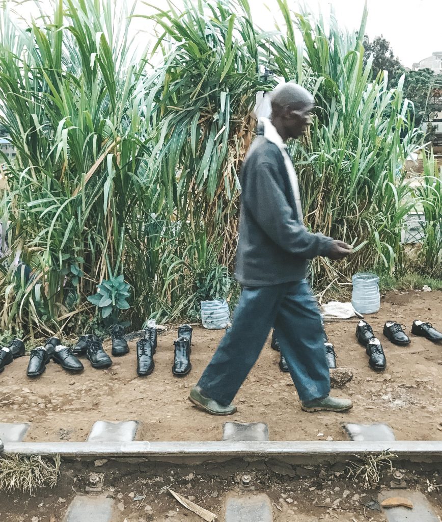 homem caminhando em kibera