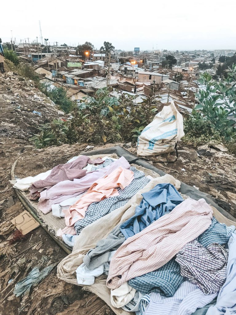 venda de roupas na favela de kibera