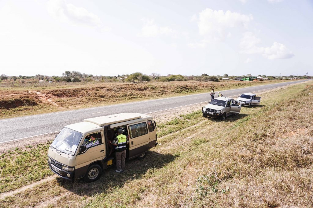 Grupo Pamoja levando doações a Lamu