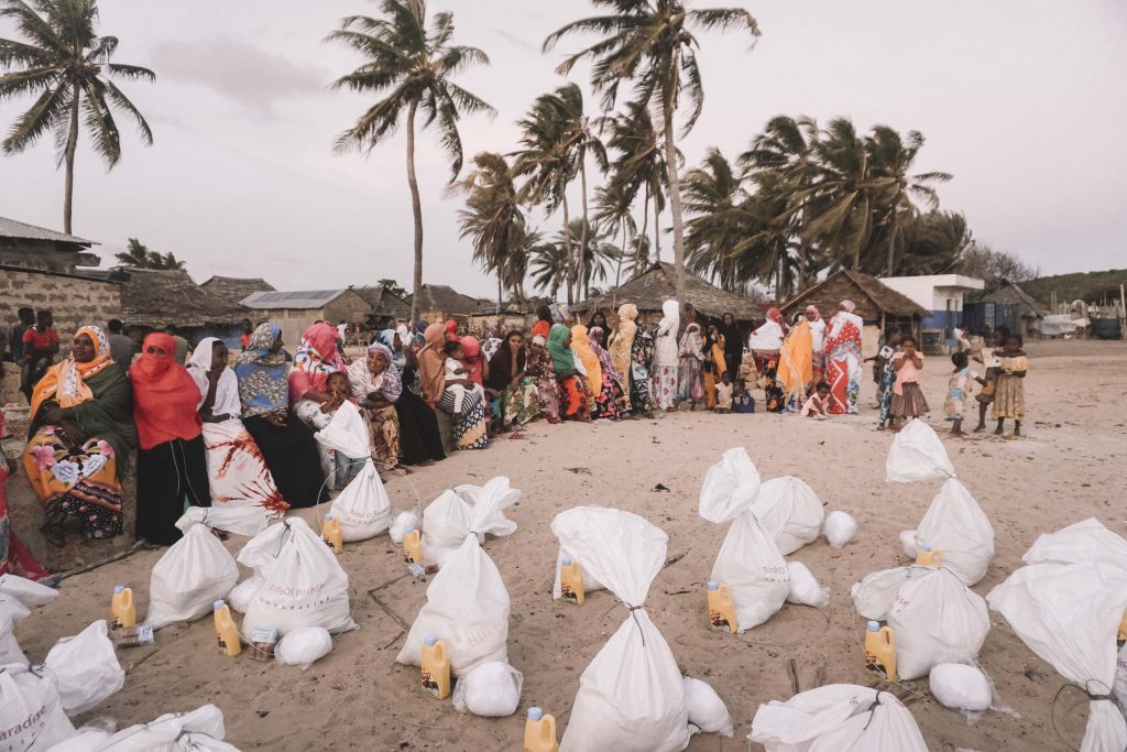 Doações na ilha de Mokokoni em Lamu