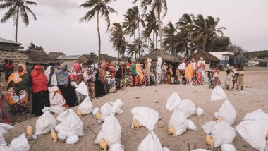 Doações na ilha de Mokokoni em Lamu