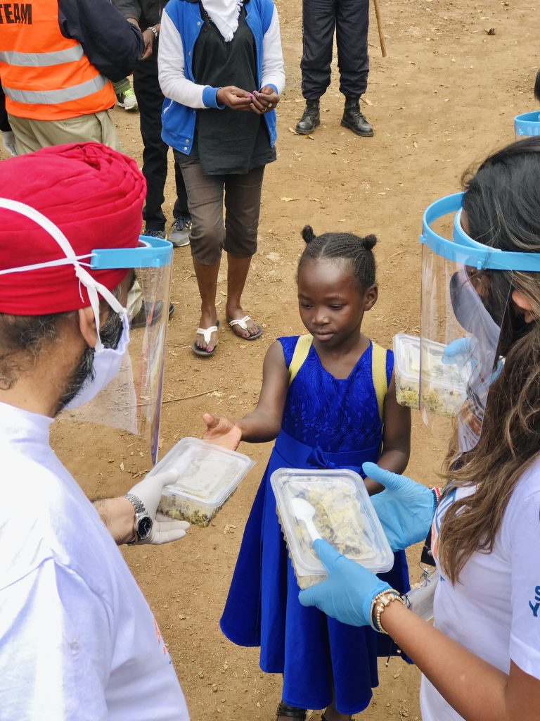 distruibuição de comida em favelas do quênia durante covid-19