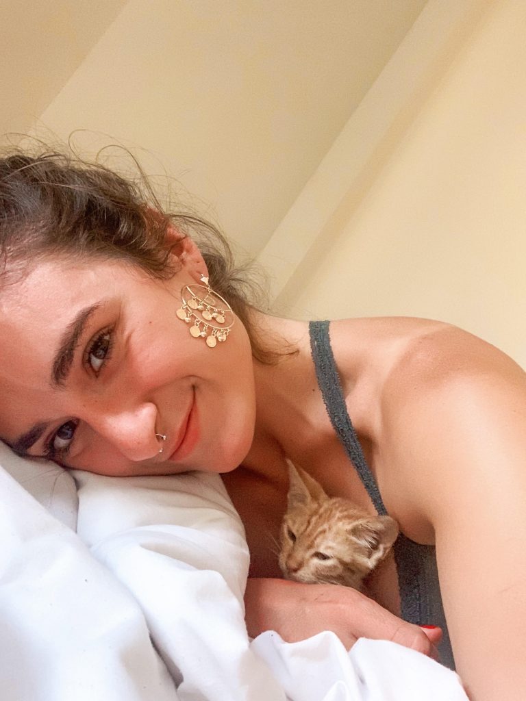 menina abraçada com gato dourado